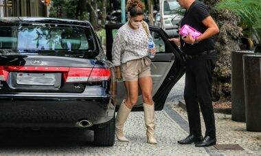 Juliana Paes é vista no Rio combinando bolsa de R$ 20 mil com short e botas