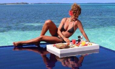 Juliana Paes exibe café da manhã na piscina na sua viagem para as Ilhas Maldivas
