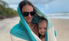 Chay Suede mostra dia de sol e chuva com Laura Neiva e a filha em passeio na praia