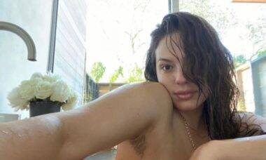 Em seu Instagram, Ashley Graham posa nua em selfie na banheira