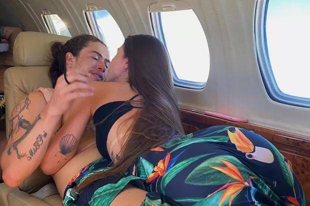 Whindersson e Maria Lina trocam beijos em jatinho: "Mais que um amor pra essa vida"