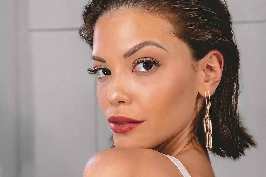Vitória Strada compartilha segredo para look sexy: "Água de 10 em 10 minutos"