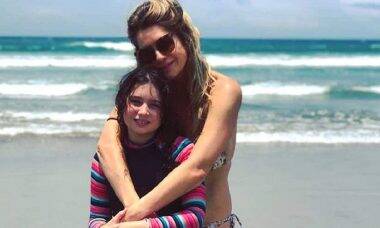 Leticia Spillar curte dia de sol na praia com a filha: "o sol voltou e a gente ama"