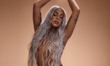 Lady Gaga faz topless para cliques de campanha