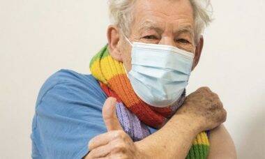 Ian McKellen é a primeira celebridade a ser vacinada contra o coronavírus