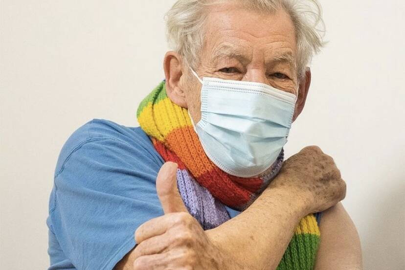 Ian McKellen é a primeira celebridade a ser vacinada contra o coronavírus