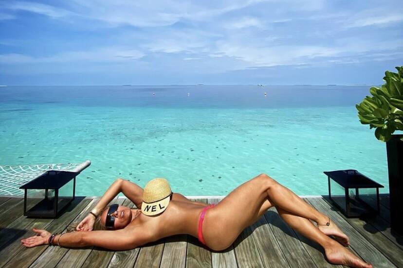 Adriane Galisteu posta clique ousado fazendo topless nas Maldivas