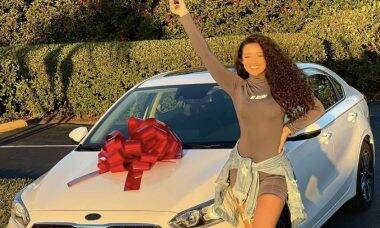 Camilly Victoria, filha de Carla Perez e Xanddy, compra primeiro carro