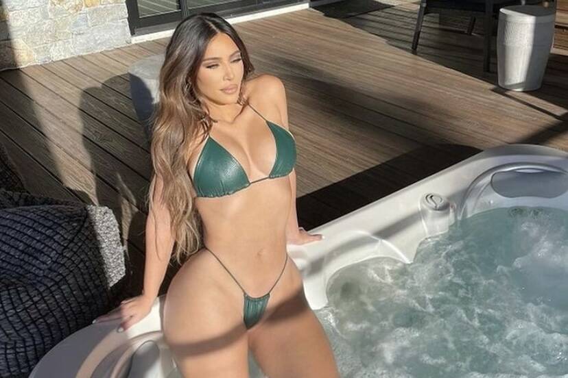 Kim Kardashian impressiona ao posar de biquíni verde na jacuzzi