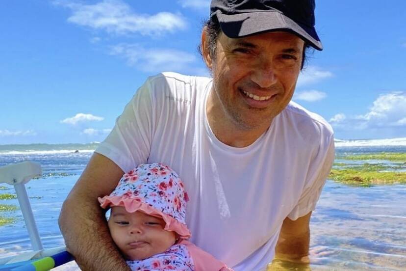 Jorge Vercillo posta clique do primeiro banho de mar da filha: "Nas águas da Bahia"