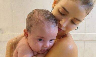 Carol Dias posa em clique fofo com a pequena Esther durante banho: "você é tudo"