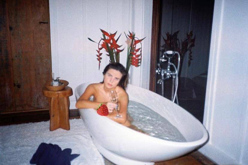 Giulia Be posa nua na banheira tomando drinque: "Cenas calientes"