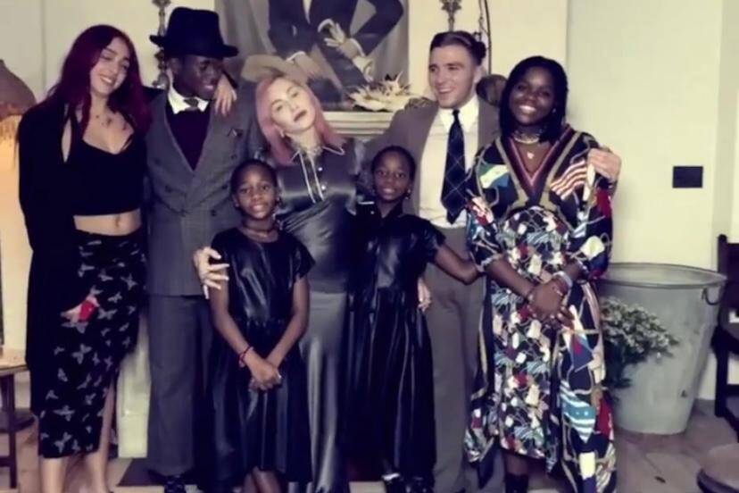 Madonna posta vídeo ao lado dos seis filhos