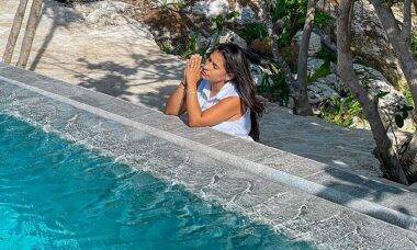 Em Cancún, Simone reza ao lado de piscina: "toda promessa passa pelo teste do tempo"