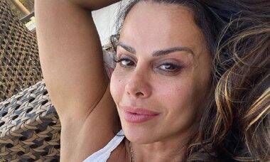 Viviane Araújo exibe o bumbum em clique de biquíni: "linda demais"