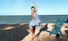 Vitória Strada aparece dançando na areia da praia