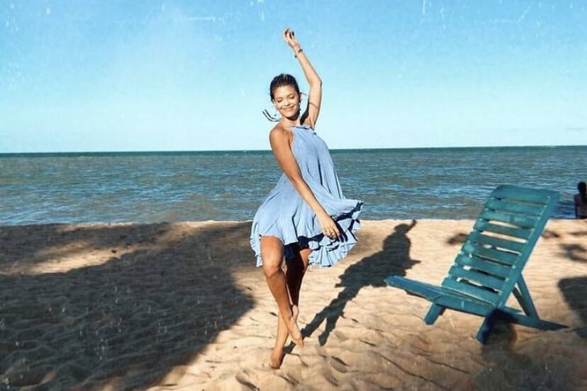 Vitória Strada aparece dançando na areia da praia 
