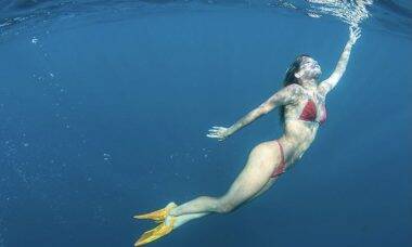 Isabella Santoni posta clique nadando em Fernando de Noronha: "Se permita ser oceano"