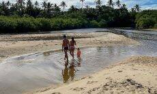 Isis Valverde curte dia de praia com o filho na Bahia