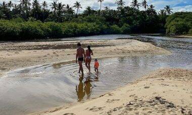 Isis Valverde curte dia de praia com o filho na Bahia