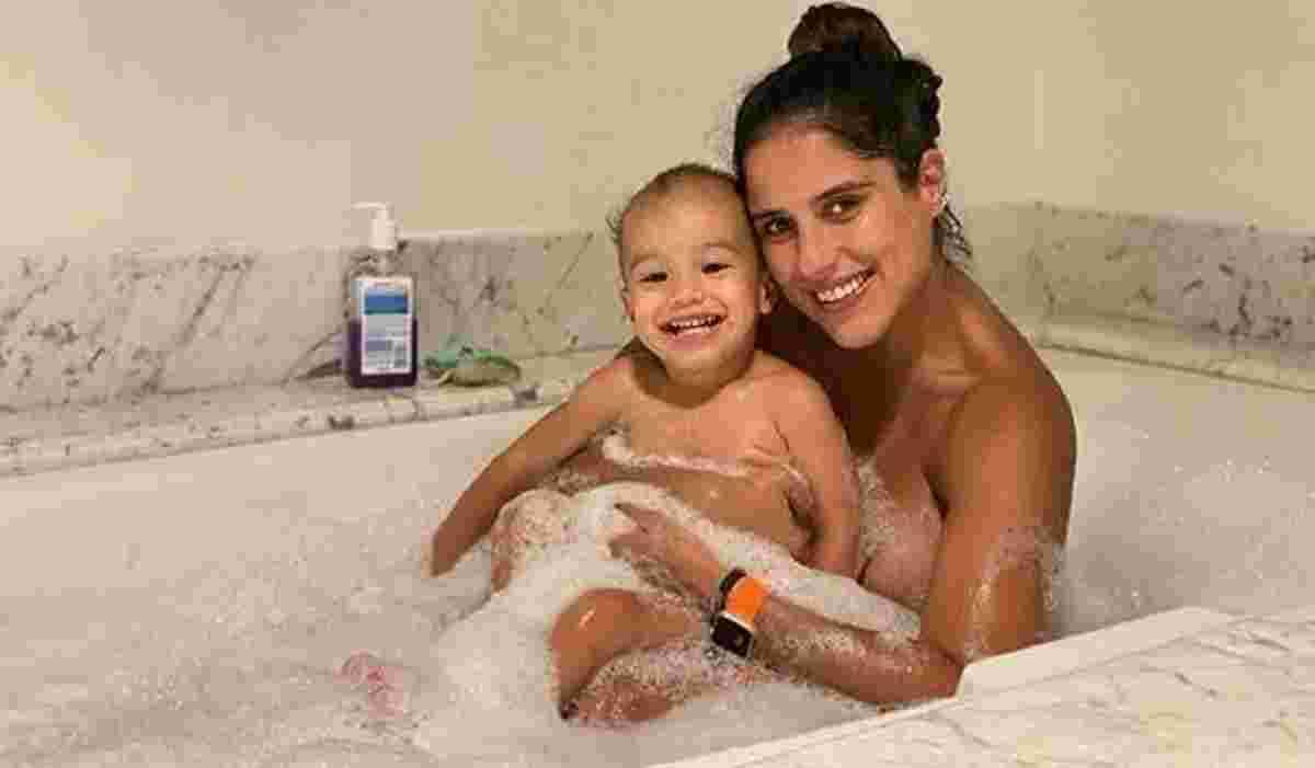 Grávida pela segunda vez, Camilla Camargo mostra diversão na banheira com filho