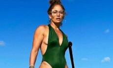 Jennifer Lopez surge radical praticando stand-up paddle em ilha
