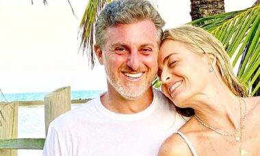 Luciano Huck posa com Angélica durante viagem à Bahia: "eu e ela recarregando"