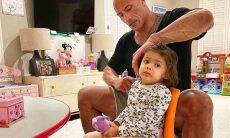 Dwayne Johnson encanta fãs ao desembaraçar cabelo da filha: "Posso ser careca, mas sei uma ou duas coisas". Foto: Reprodução Instagram