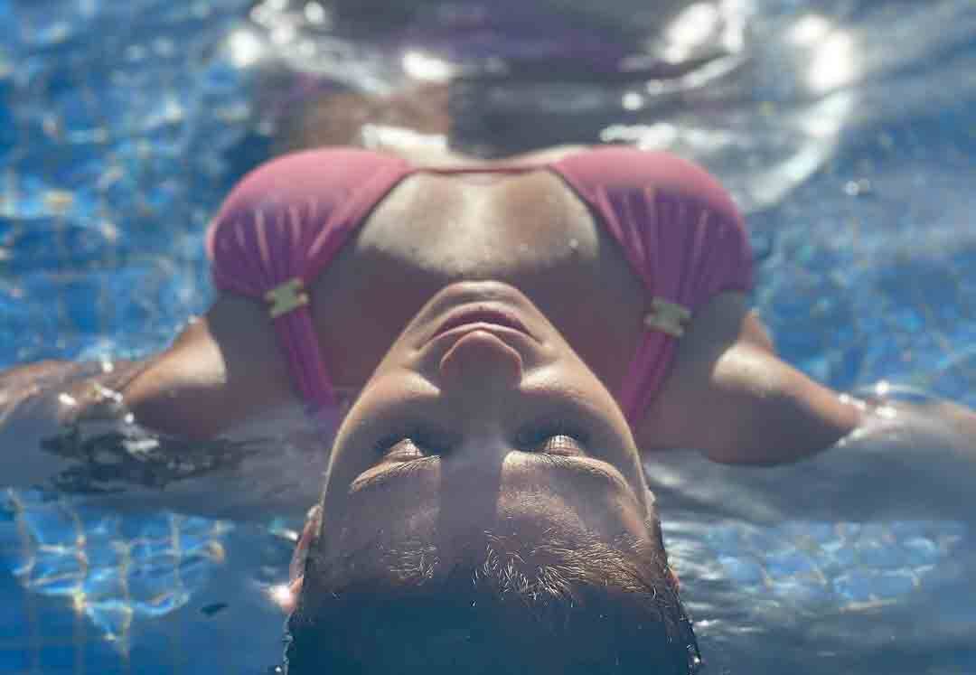 Paula Fernandes posa belíssima de biquíni na piscina e causa na web: ''Que perfeição''. Foto: Reprodução Instagram