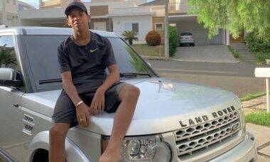 Aos 13 anos, MC Bruninho compra carro de R$ 260 mil: "Deus abençoou"