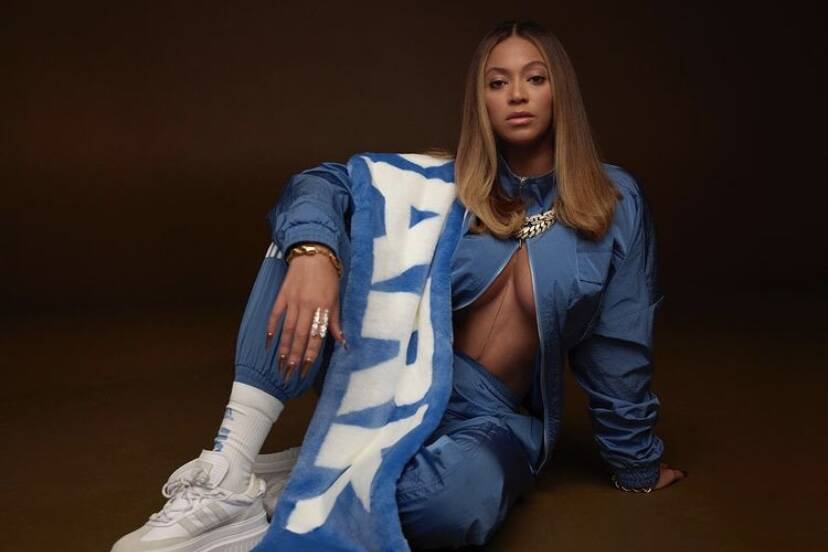 Beyoncé lança linha de roupas e posta foto provocante no Instagram