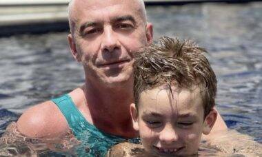 Curado do câncer, Alexandre Correa curte piscina com o filho: "Sou um pai feliz"