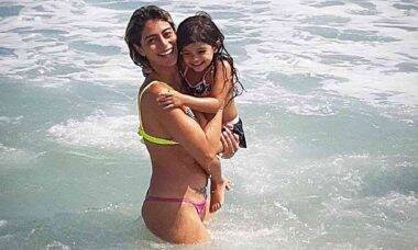 Carol Castro posa com a filha em banho de mar: "filha de peixe, peixinho é"