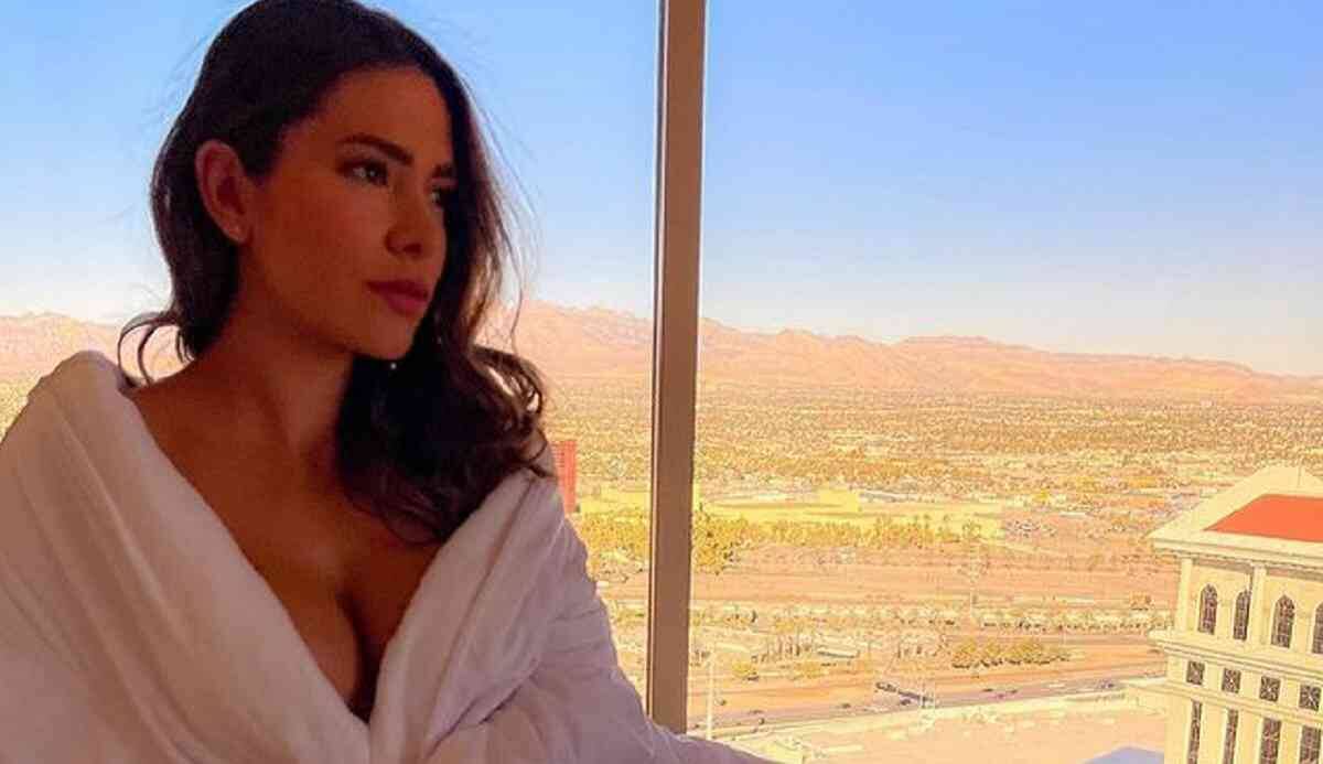 Adriana Sant'Anna posa em hotel de luxo no meio do deserto com diárias de até R$ 53 mil
