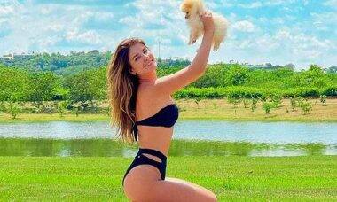 Paula Fernandes posa com o cachorrinho em um clique fofo