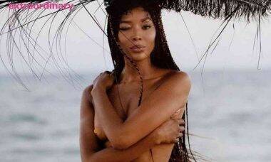Aos 50 anos, Naomi Campbell posa para capa de revista de topless