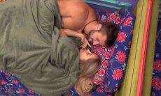 BBB 21: Carla Diaz e Arthur trocam beijos e brincam sobre 'ficar debaixo do edredom'