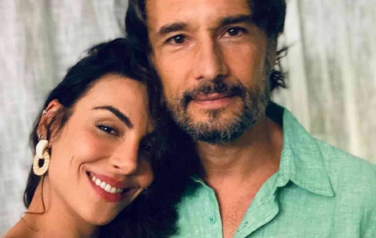 Rodrigo Santoro posa com a esposa Mel Fronckowiak em novo clique romântico