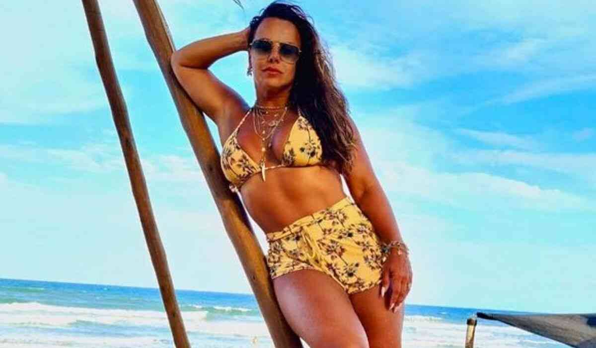 Viviane Araújo posa em praia durante viagem à Bahia: "paraíso"
