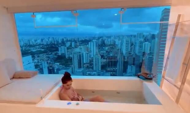 Alok grava Romana amamentando Raika na banheira e exibe vista do apartamento de luxo (Foto: Reprodução/Instagram)