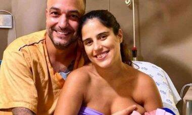 Camilla Camargo posta foto intima do parto da filha Julia: 'me deram força'