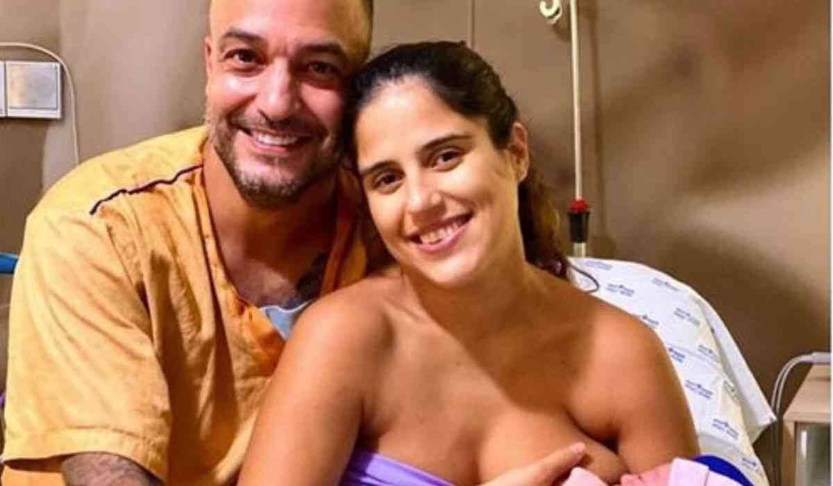 Camilla Camargo posta foto intima do parto da filha Julia: 'me deram força'