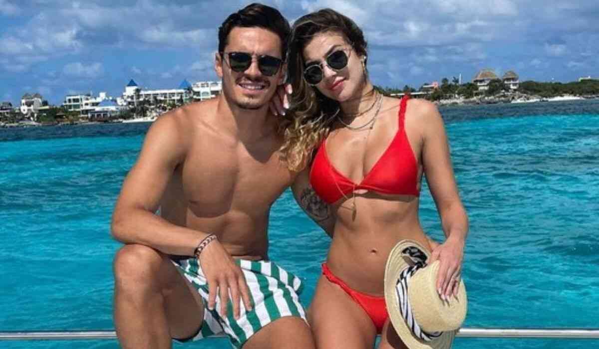 Jogador do Palmeiras, Raphael Veiga posa com a namorada em Cancún