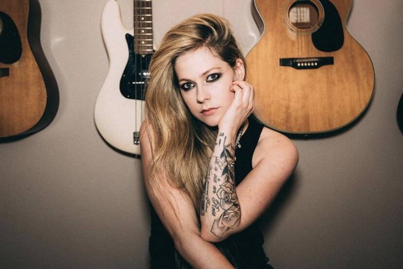Homem invade mansão de Avril Lavigne e posta fotos do local na web