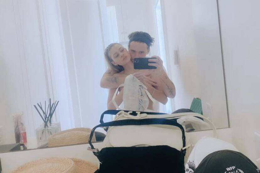Brooklyn Beckham posa nu com a noiva em selfie no espelho