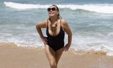 Vera Fischer curte dia de sol na praia e ganha elogios: "Garota de Ipanema"