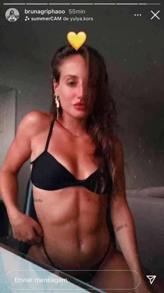 Bruna Griphao posa apenas de biquíni exibindo abdômen trincado (Foto: Reprodução/Instagram)