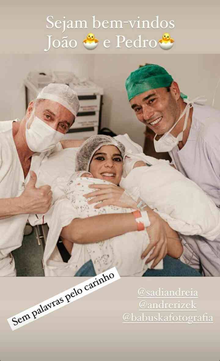 André Rizek exibe novas fotos do parto dos gêmeos com Andréia Sadi (Foto: Reprodução/Instagram)