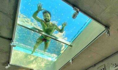 Filho do Mauricio de Sousa posa nadando em piscina no teto de sua sala