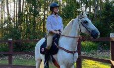 Marina Ruy Barbosa posa andando a cavalo: 'reconectar comigo mesma'